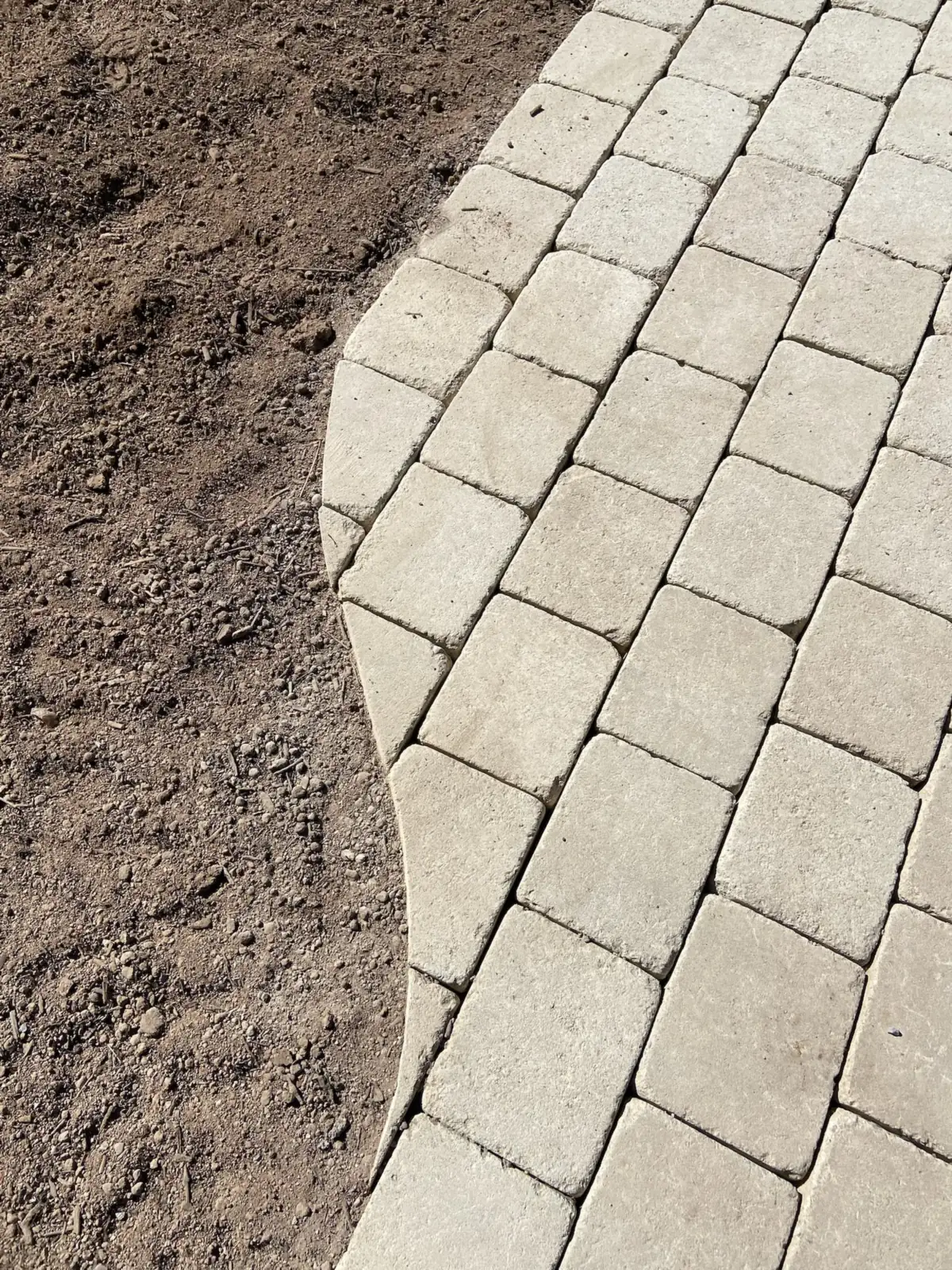 Nahaufnahme: zugeschnittene Steine an der Wegkante
