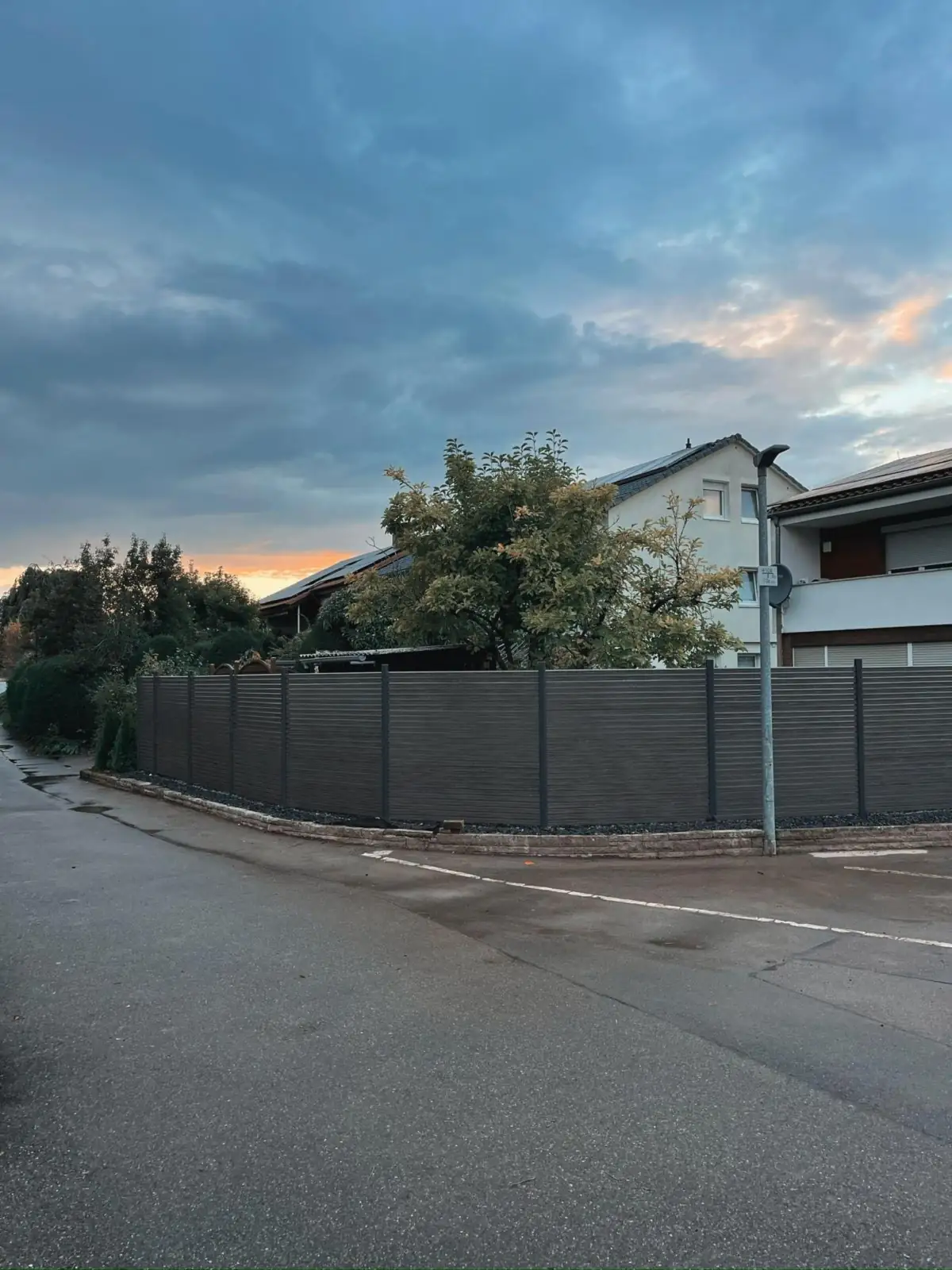 Der Sichtschutz an der Straßenecke am Abend